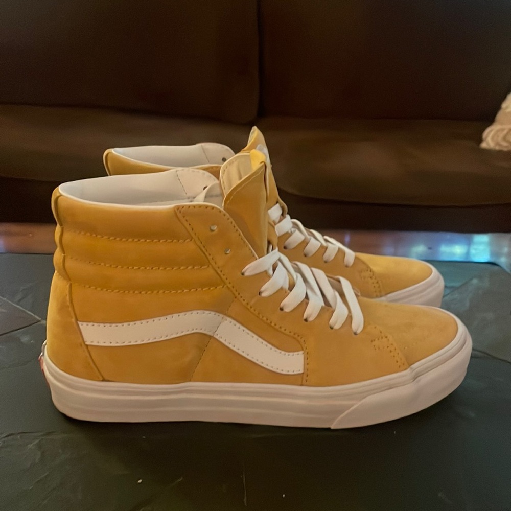 Unisex men’s 7.5/women’s 9 Vans suede hi-tops